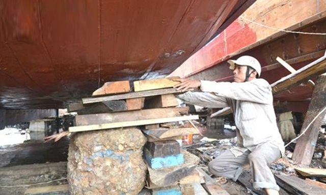 NLĐ làm việc tại các triền đà phải tự trang bị bảo hộ lao động