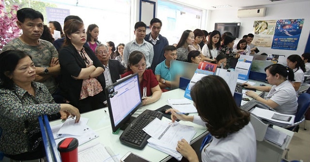 Người dân đổ đi đăng kí thông tin thuê bao khi sắp đến ngày hết hạn