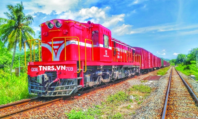 Thời kỳ sau giải phóng, đường sắt đảm nhận đến 90% thị phần vận tải, nhưng hơn 10 năm nay, thị phần vận tải hành khách ngành đường sắt giảm dần từ 0,9% năm 2005 xuống 0,33% năm 2015, còn vận tải hàng hóa từ 1,9% năm 2005 xuống 0,58% năm 2015