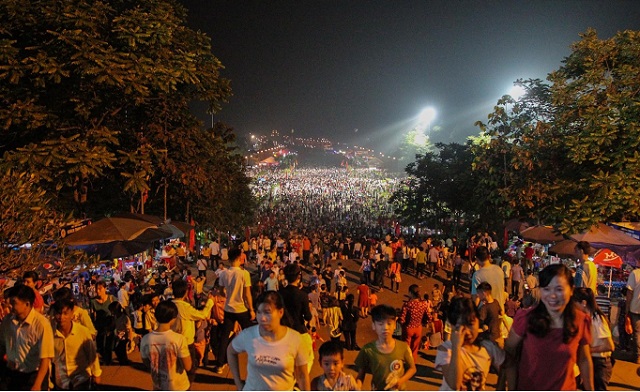 Nhiều lượt du khách đã kéo về di tích Đền Hùng từ chiều tối và đêm ngày 24/4