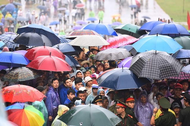 Hàng vạn lượt du khách đội mưa dâng hương tưởng nhớ các Vua Hùng