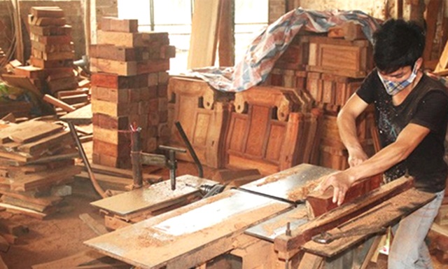 NLĐ ở làng nghề mộc xã Mai Đình (Hiệp Hòa) luôn đối mặt với nguy cơ TNLĐ