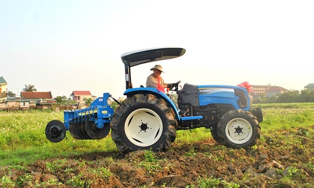 Máy kéo của Thaco vừa xuất xưởng và trên đồng ruộng phục vụ sản xuất nông nghiệp