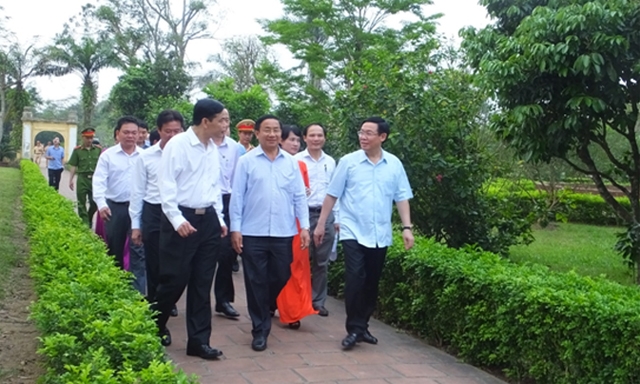 Phó Thủ tướng Vương Đình Huệ cùng lãnh đạo các tỉnh đi thăm một Khu vườn mẫu