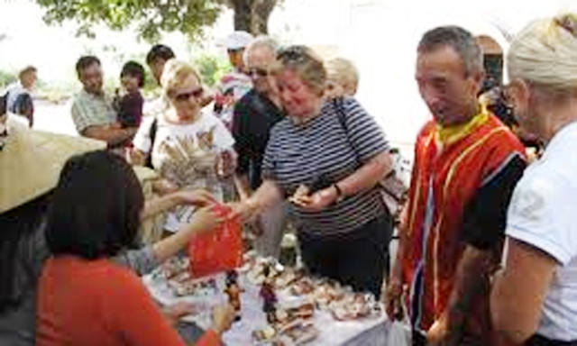 Sản phẩm của HTX thu hút du khách nước ngoài