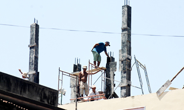 Công nhân xây dựng thường làm việc trong điều kiện thiếu ATLĐ