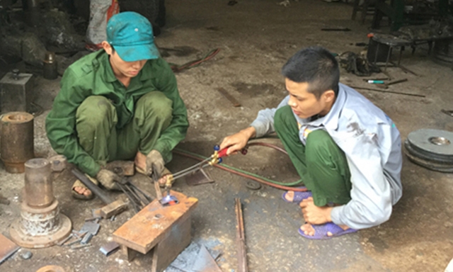 Lao động tại làng nghề rèn Tiến Lộc chưa được trang bị BHLĐ