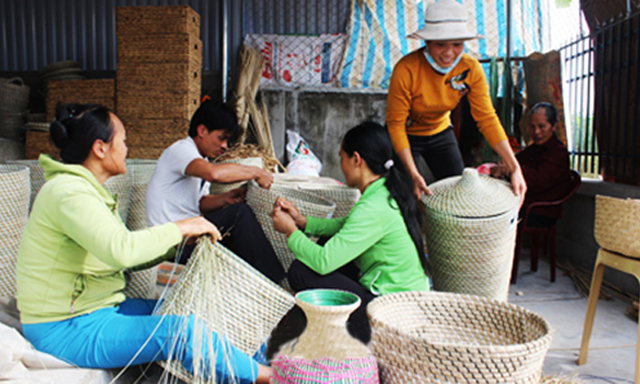 Cơ sở đan cói xuất khẩu của phụ nữ xã Nghĩa Hồng (Nghĩa Hưng, Nam Định)
