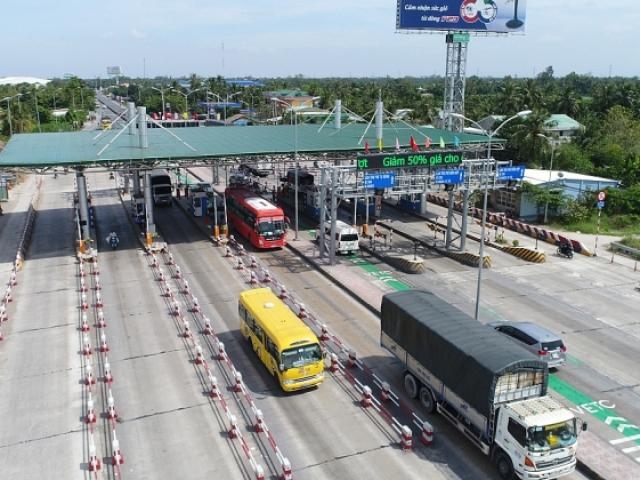 Phương án 1 là giữ nguyên trạm hiện tại và giảm mức thu rất cao, như từ 35.000 đồng xuống còn 15.000 đồng đối với xe con