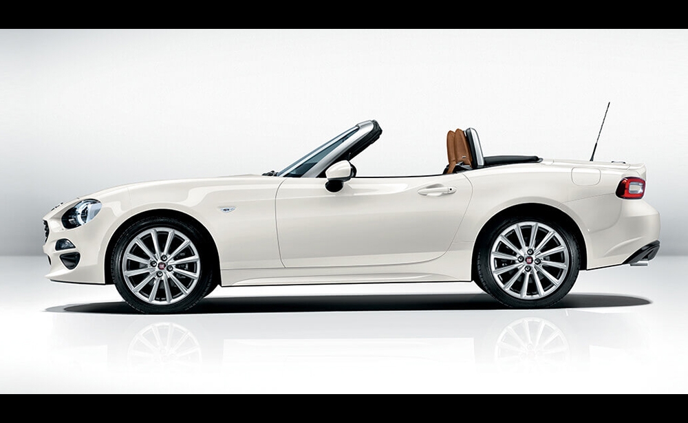 124 Spider S-Design: mẫu được làm mới của Fiat Fiat không giới thiệu một mẫu hoàn toàn mới mà là một mẫu được làm mới từ chiếc 124 Spider trong khuôn khổ S-Design. Chiếc xe chỉ có nước sơn mới, sau Tipo và 500X. Dưới nắp capot cũng vẫn là động cơ cũ của 124 Spider, 1,4 turbo với 140 mã lực. Photo: Fiat