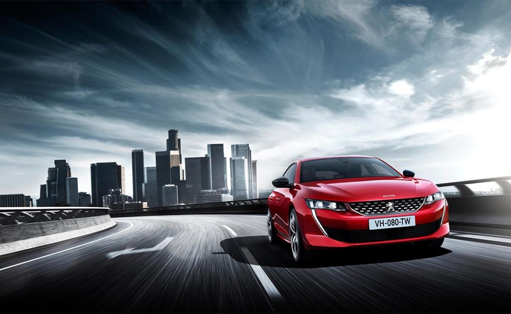 508 đời mới: Peugeot bắt đầu nhận đơn hàng Chiếc Peugeot 508 đời mới lần đầu tiên ra mắt công chúng tại Triển lãm Geneve. Đây là cơ hội cho Thương hiệu Sư tử nhận đơn đặt hàng, nhưng với số lượng hạn chế: Phiên bản đầu. Dưới nắp capot, động cơ xăng PureTech 225 hoặc động cơ dầu BlueHDi180 mã lực, với hộp số 8 cấp. Giá đặt hàng: 48 750 € cho xe chạy xăng và 49 950 € cho xe chạy dầu. Photo: Peugeot