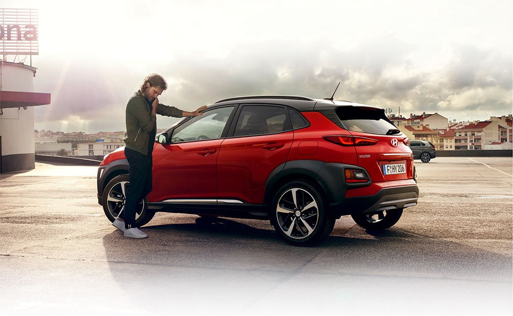 Hyundai Kona: xe SUV điện Hyundai tận dụng cơ hội Triển lãm lần này để ra mắt chiếc SUV điện phiên bản 2018: Kona, dài 4,18 m. Thế mạnh của mẫu xe này là dành cho khách hàng lựa chọn loại động cơ. Các khách hàng tương lai có thể lựa chọn phiên bản 135 mã lực cho tốc độ đến 167 km/h (có thể chạy được 300 km) hoặc phiên bản 204 mã lực có thể đạt vận tốc 100k/h trong 7,6 giây và chạy được 470 km mới phải sạc. Photo: Hyundai