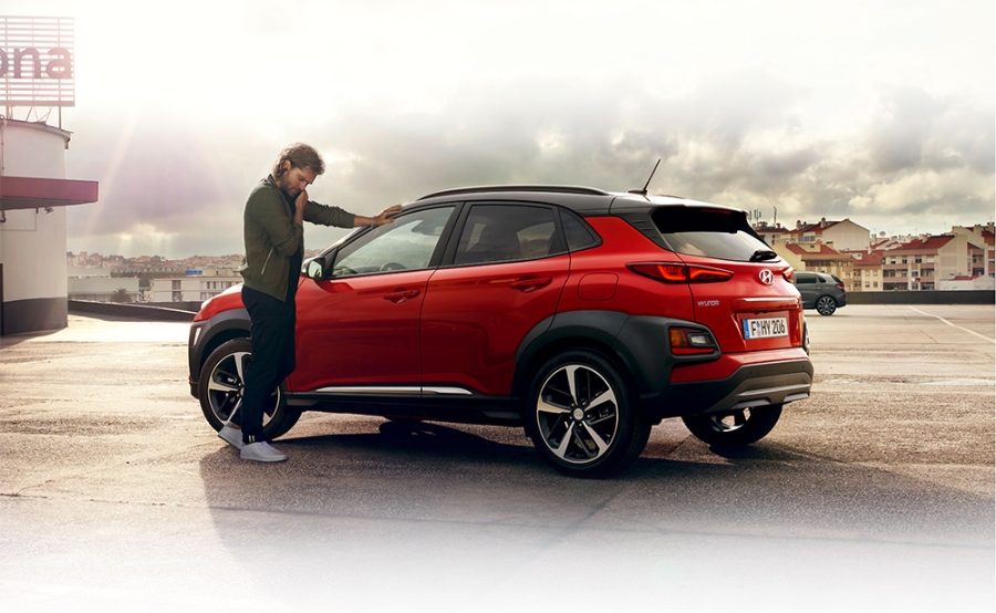 Hyundai Kona: xe SUV điện Hyundai tận dụng cơ hội Triển lãm lần này để ra mắt chiếc SUV điện phiên bản 2018: Kona, dài 4,18 m. Thế mạnh của mẫu xe này là dành cho khách hàng lựa chọn loại động cơ. Các khách hàng tương lai có thể lựa chọn phiên bản 135 mã lực cho tốc độ đến 167 km/h (có thể chạy được 300 km) hoặc phiên bản 204 mã lực có thể đạt vận tốc 100k/h trong 7,6 giây và chạy được 470 km mới phải sạc. Photo: Hyundai