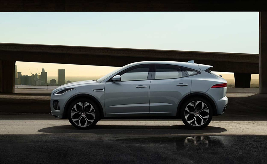 I-Pace: Khi Jaguar tấn công Tesla Tesla từ lâu nay là người đi đầu trong lĩnh vực xe điện nhưng thời kỳ đó đã qua rôi. Với I-Pace, Jaguar tỏ rõ ý định trở thành nhà sản xuất xe cao cấp với việc giới thiệu một chiếc SUV có thể cạnh tranh với Model X của Tesla. Jaguar đưa ra một động cơ điện kép, công suất tổng lên tới 400 sức ngựa, điện được cung cấp bới một acqui lithium-ion 90 kWh. Còn mong ước gì hơn khi đạt tăng tốc từ 0 lên 100 km/h chỉ trong 4,8 giây và chạy liên tục được 480 km. Giá dự tính: 78 380 € hoặc 102 570 €. I-Pace sẽ có thể được giao vào cuối năm 2018. Photo: Jaguar