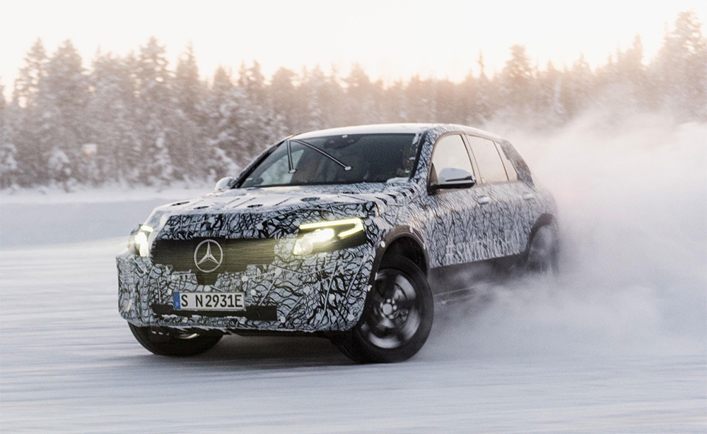 EQC: acqui dung lượng cao của Mercedes Theo gương Jaguar, Daimler – hãng sản xuất Mercedes – không có ý định nhường nhịn quá lâu cho hãng Tesla trong lĩnh vực xe điện. Với acqui dung lượng cao có thể chạy được 500 km, Mercedes mong muốn dọn đường cho hãng đối thủ lớn nhất ở Đức. Audi sẽ chỉ giới thiệu chiếc SUV của mình vào mua hè năm nay khi 100% phần điện của Mercedes đã được thương mại hóa vào năm 2019. Photo: Mercedes