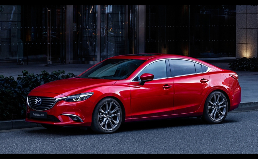 Mazda6: chiếc sedan rất phong cách Lần đầu tiên tại triển lãm Geneve, khách hàng có thể chiêm ngưỡng thế hệ mới của Mazda 6. Một chiếc xe rất phong cách, có dáng dấp một chiếc sedan với những đường cong và bằng những vật liệu cao cấp. Dưới nắp capot, vẫn chưa có nhiều thay đổi: động cơ 2,2 litres diesel công suất 175-184 mã lực hoặc 2,5 litres công suất 194 mã lực. Photo: Mazda