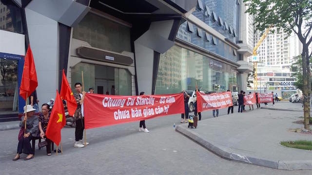 Cư dân căng băng zôn phản đối chủ đầu tư sau 3 năm chưa bàn giao sổ đỏ