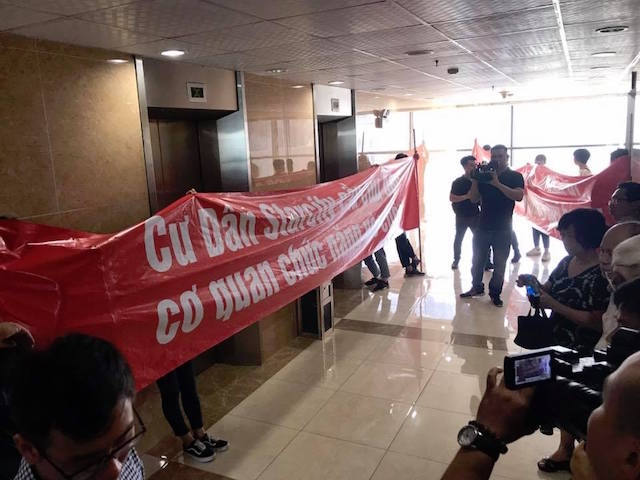 Cư dân lên tận phòng làm việc của chủ đầu tư