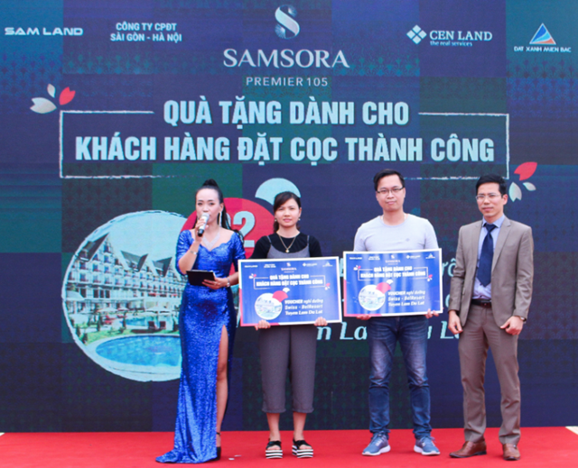 Khách hàng may mắn nhận được giải thưởng của chương trình