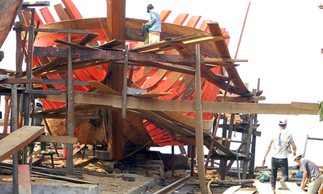 Công việc của những người thợ đóng tàu cực nhọc và tỷ mỷ