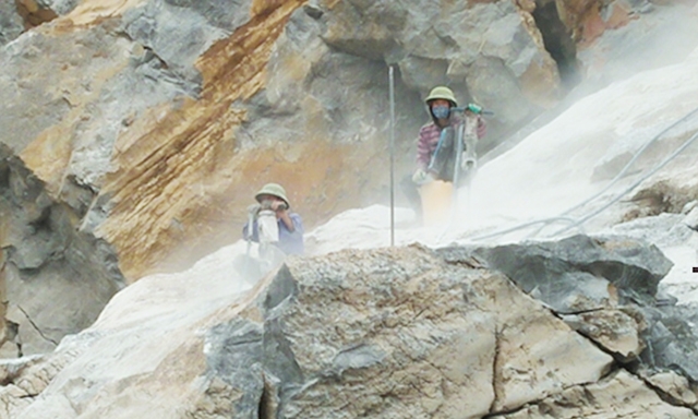 Đa số thợ đá chỉ trang bị BHLĐ sơ sài
