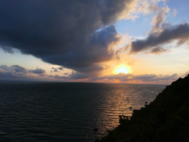 Mũi Ông Đội là nơi hiếm hoi trên thế giới có thể ngắm bình minh và hoàng hôn từ cùng một vị trí