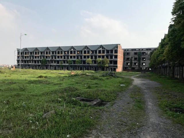 Nhiều dãy nhà liền kề chưa được hoàn thiện, bỏ hoang, các mặt cống nước ngầm bị lộ thiên ngay trên các lối đi