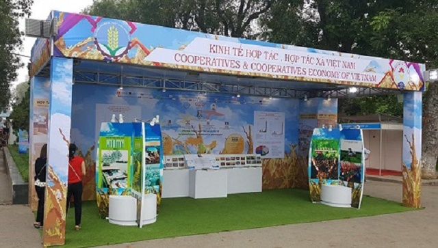 Gian hàng giới thiệu về lịch sử hình thành và phát triển Liên minh HTX Việt Nam tại Hội chợ VCA 2017