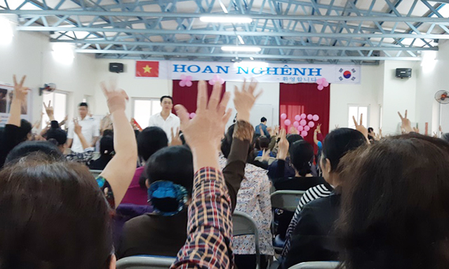 Rất nhiều người tham dự giơ tay đăng ký mua sản phẩm