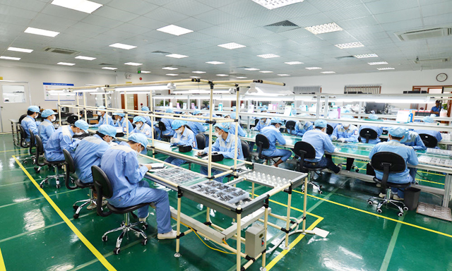 Tốc độ tăng trưởng lương trung bình (6,7%) nhìn chung vượt quá tốc độ tăng NSLĐ (5%) trong giai đoạn 2004-2015 (đặc biệt sau năm 2009).