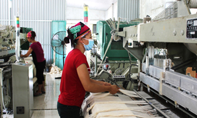 Một cơ sở sản xuất dệt xuất khẩu ở xã Trực Chính