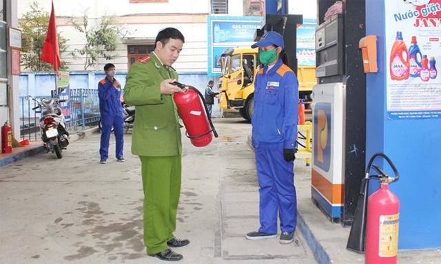 Kiểm tra các thiết bị chữa cháy tại một cửa hàng xăng dầu trên địa bàn