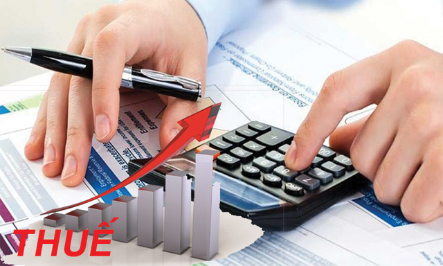 Các chuyên gia cho rằng giải pháp tăng thuế của Bộ Tài chính lúc đầu sẽ giúp ngân sách bớt căng thẳng nhưng về lâu dài, những tác hại rất khó lường.