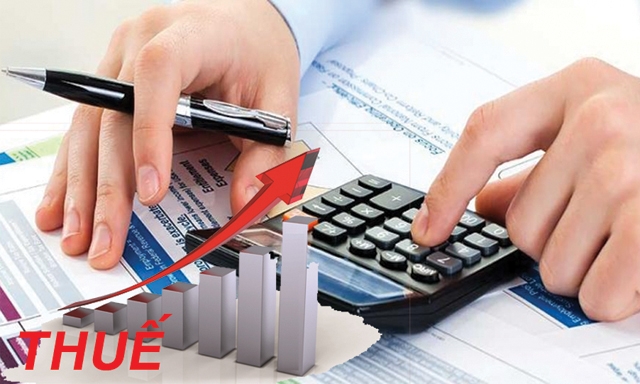 Các chuyên gia cho rằng giải pháp tăng thuế của Bộ Tài chính lúc đầu sẽ giúp ngân sách bớt căng thẳng nhưng về lâu dài, những tác hại rất khó lường.