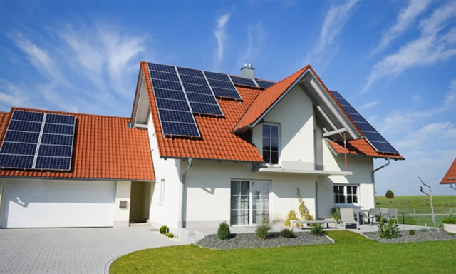 Ngày càng nhiều gia đình ở California trang bị pin năng lượng mặt trời khi xây nhà mới