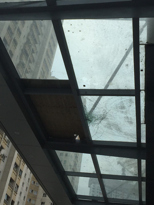 Sau khi tấm kính bị vỡ, chủ đầu tư thay bằng một tấm gỗ gây mất mỹ quan