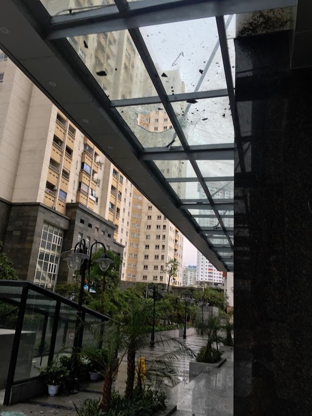 Tấm ốp tường tòa nhà rơi làm vỡ một mảng kính