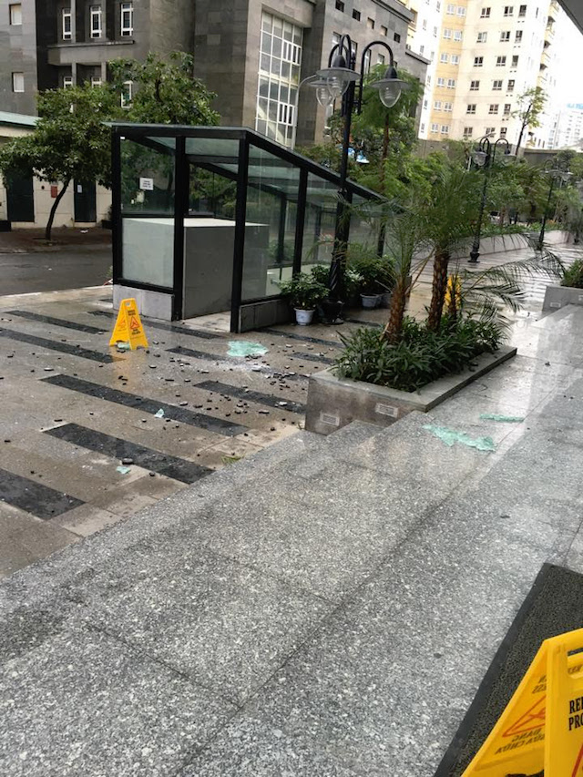 Kính vỡ rơi nhưng rất may không có người dân nào đi qua