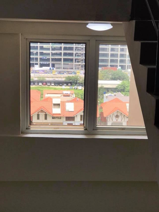 Cửa sổ kính ở lối thoát hiểm vỡ nhưng không được chủ đầu tư thay