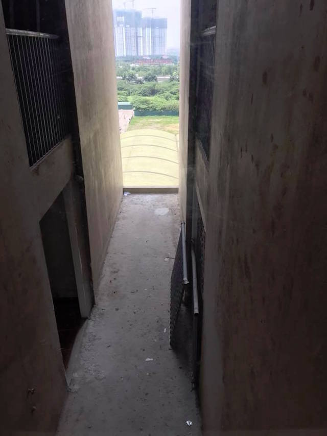 Giữa tòa nhà có một lối ra hẻm nhỏ, nhưng không có rào chắn, mà rào chắn được dựa vào một góc, rất nguy hiểm cho trẻ nhỏ và người già