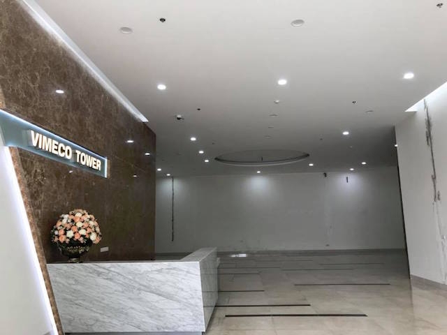 Ngay lối ra vào sảnh tầng 1 nhiều vết nứt lớn chạy dọc