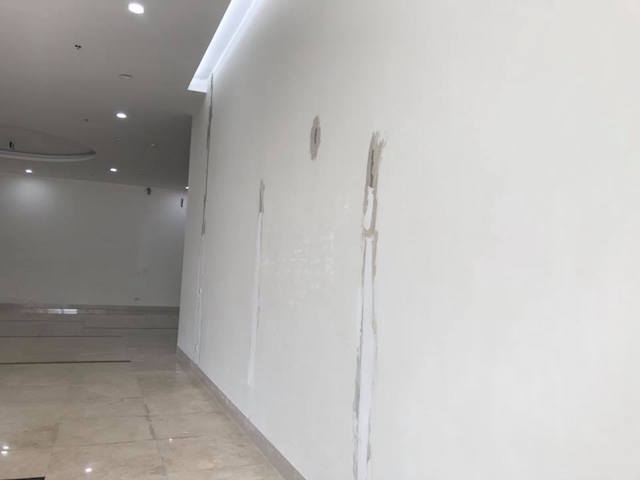 Các vết nứt chằng chịt đang được chủ đầu tư khắc phục nhưng vẫn lộ ra vết trát nham nhở