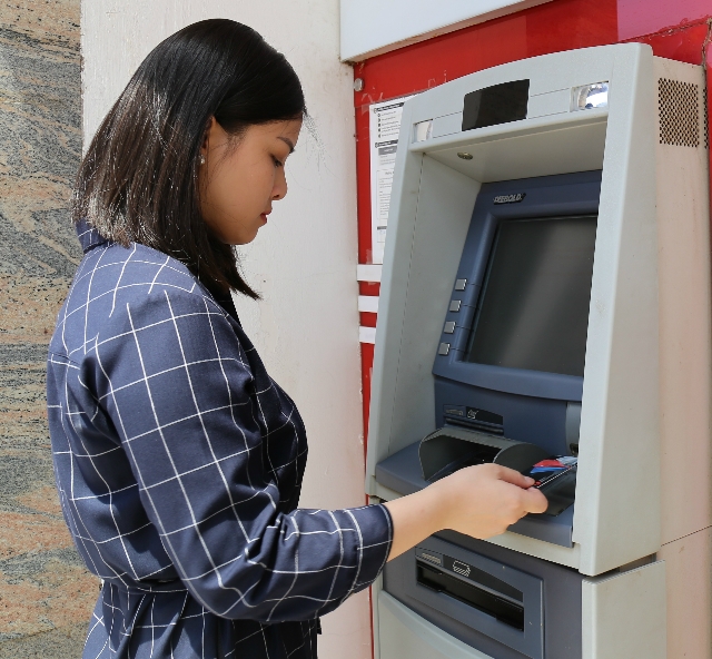 Nếu công ty chọn chuyển trả lương qua gói M-Payroll, bạn sẽ may mắn được miễn phí nhiều loại phí khác nhau, trong đó có phí rút tiền tại ATM.