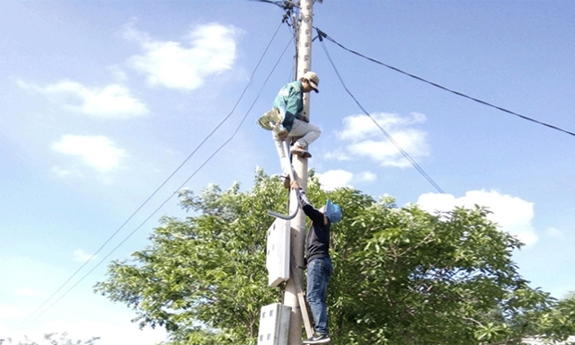 Thành viên THT thi công hệ thống điện đường