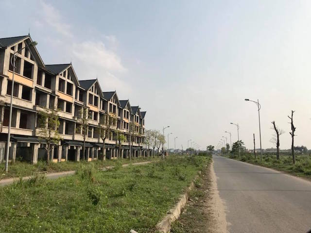 Đây là một khu đô thị bị đã từng đi qua cơn sốt đất đầu năm 2010 nay bị bỏ hoang