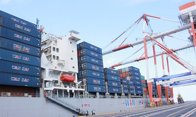 [Caption]Chuyến tàu đầu tiên vào làm hàng tại cảng HICT