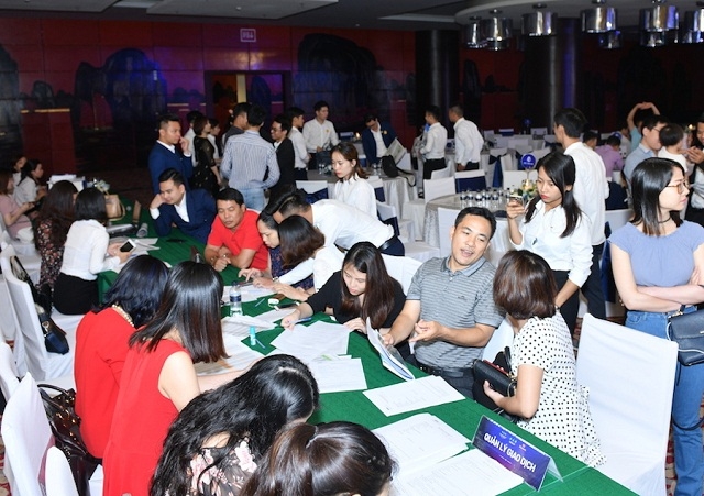 Nhà đầu tư hào hứng đăng ký đặt cọc tại lễ giới thiệu dự án
