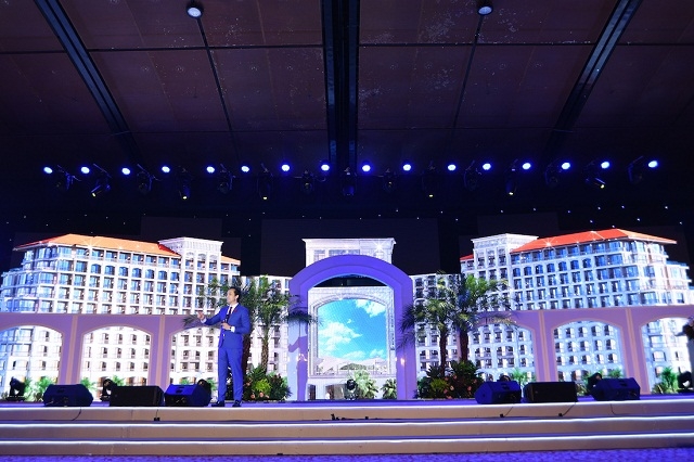 Ông Nguyễn Mạnh Hà thuyết trình tại lễ ra mắt