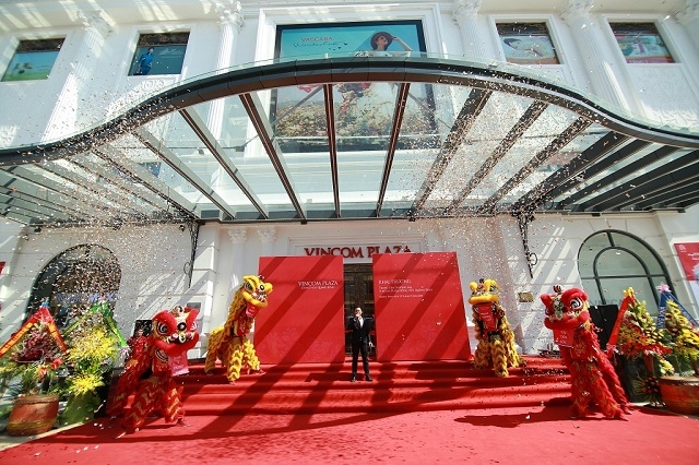 Kỷ niệm 128 năm ngày sinh nhật Bác, Vincom đồng thời khai trương 2 TTTM Vincom Plaza tại Huế và Đồng Hới