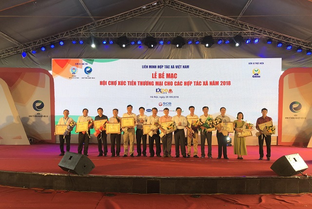 Phó Chủ tịch Liên minh HTX Việt Nam - Lê Văn Nghi và Phó Chủ tịch Liên minh HTX Việt Nam - Nguyễn Văn Thịnh trao bằng khen cho các đơn vị có thành tích xuất sắc